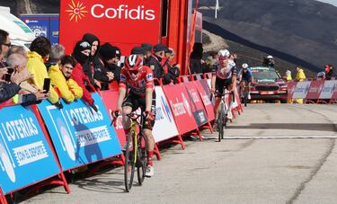 Vingegaard cruza la meta por delante de Almeida.