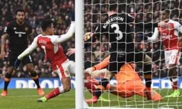 Britain Soccer Football - Arsenal v Hull City - Premier League - Emirates Stadium - 11/2/17 Arsenal's Alexis Sanchez scores their first goal after the ball appears to hit his hand  Reuters / Dylan Martinez Livepic EDITORIAL USE ONLY. No use with unauthorized audio, video, data, fixture lists, club/league logos or "live" services. Online in-match use limited to 45 images, no video emulation. No use in betting, games or single club/league/player publications.  Please contact your account representative for further details.