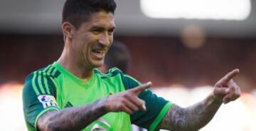 No tuvo mucho protagonismo por los equipos que pasó antes de llegar a O'Higgins en el 2013. Hoy es titular en el Celta de Vigo y seleccionado chileno.