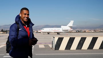 Samuel Lino coge el avión.