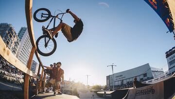 Un rider se sube a la valla del park del Queimada Contest de BMX del O Marisqui&ntilde;o 2018 celebrado en Vigo, Galicia.