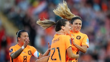 Danielle van de Donk y Damaris Egurrola, jugadoras de la selección neerlandesa, celebran el tercer gol de Países Bajos ante Portugal.