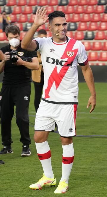 Falcao ha sido presentado con el Rayo Vallecano ante la presencia de numerosos seguidores.