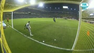 El colombiano sorprendió desde los once metros con un golpeo sutil que silenció La Bombonera durante unas décimas de segundo.