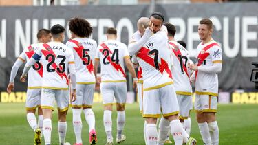 De Tomás se abraza con Isi tras el 1-1.