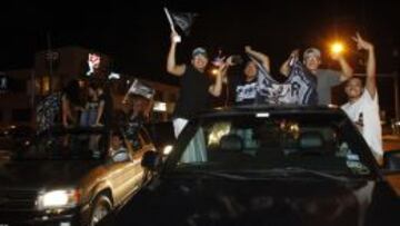 Celebración de los aficionados de los Spurs tras lograr el quinto campeonato de la NBA.