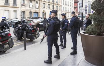 Fuertes medidas de seguridad en la llegada al hotel. 