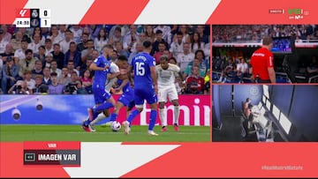 El penalti de Aleñá a Bellingham que señaló Melero López y luego revocó tras revisar la jugada en el monitor del VAR en el Real Madrid-Getafe de la jornada 4 de LaLiga EA Sports.