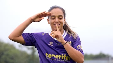 Sakina Ouzraoui, celebrando un gol con el Tenerife.