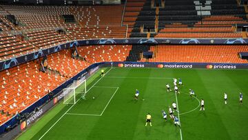 Soccer Football - Champions League - Round of 16 Second Leg - Valencia v Atalanta - Mestalla, Valencia, Spain - March 10, 2020  Atalanta&#039;s Josip Ilicic scores their first goal from the penalty spot   UEFA Pool/Handout via REUTERS ATTENTION EDITORS - 