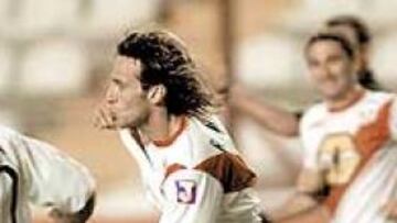 <b>ESPERANZA.</b> Pulido, en el centro de la imagen, celebra el tanto que le hizo al Córdoba.