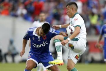 Fútbol, Universidad de Chile v Santiago Wanderers.
Décima fecha, campeonato de Apertura 2015.
El jugador de Universidad de Chile, Gonzalo Espinoza, izquierda, disputa el balón con Carlos Muñoz de Santiago Wanderers durante el partido de primera división en el estadio Nacional de Santiago, Chile.