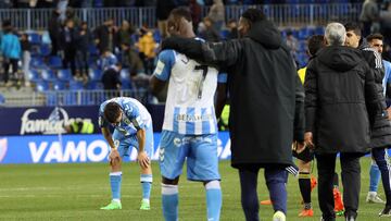 Los jugadores del Málaga, alicaídos tras el partido ante el Oviedo.