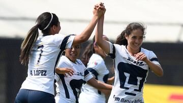 Paola L&oacute;pez y Karen L&oacute;pez celebran el gol del triunfo de Pumas 3-0 ante Cruz Azul en la jornada 8 de la Liga MX Femenil Clausura 2018. 
