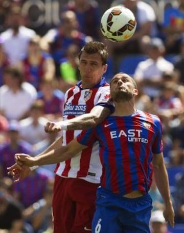 El delantero croata del Atlético de Madrid, Mario Manduzkic y el checo del Levante, Loukas Vintra