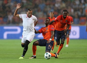 Gabriel Mercado ante Eljero Elia.