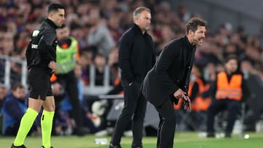 Atletico Madrid's Argentine coach Diego Simeone (R) and Barcelona's German coach Hans-Dieter Flick (2R) are pictured during the Copa del Rey (King's Cup) semi final second leg football match between FC Barcelona and Club Atletico de Madrid at Camp Nou Stadium in Barcelona on March 3, 2026. (Photo by Josep LAGO / AFP)