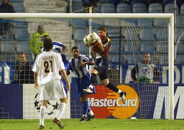 Iker Casillas detiene el balón durante un partido frente al Oporto en la fase de grupos de la Champions League