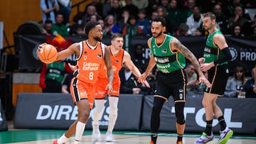 Jean Montero, Valencia Basket, defendido por Adam Hanga, del Joventut.