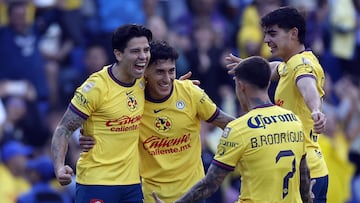 MEX1595. CIUDAD DE MÉXICO (MÉXICO), 01/02/2025.- Víctor Dávila (i), Alejandro Zendejas (2-i), Paul Rodríguez (2-d) y Dagoberto Espinoza de América celebran un gol este sábado, durante un partido por la jornada 5 del torneo Clausura 2025 de la Liga MX entre América y Juárez en el estadio Ciudad de los Deportes, en Ciudad de México (México). EFE/ Sáshenka Gutiérrez