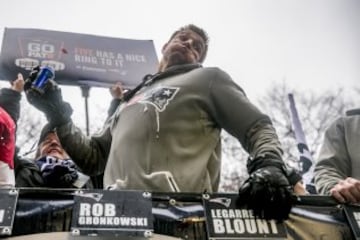 Rob Gronkowski celebra euforicamente la victoria de los Patriots. Estar ausente por lesión en la SuperBowl LI no le amilanó para celebrar a lo grande el título de su equipo.