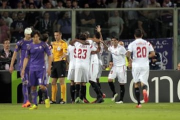 FLORENCE, ITALY - MAY 14: Sevilla players celebrate a goal scored by Carlos Bacca during the UEFA Europa League Semi Final match between ACF Fiorentina and FC Sevilla on May 14, 2015 in Florence, Italy.  (Photo by Gabriele Maltinti/Getty Images)