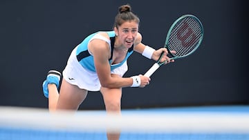 Brisbane (Australia), 27/12/2024.- Sara Sorribes Tormo of Spain in action against Tahlia Kokkinis of Australia during the Brisbane International Qualifying Tournament at the Queensland Tennis Centre in Brisbane, Australia, 27 December 2024. (Tenis, España) EFE/EPA/DARREN ENGLAND AUSTRALIA AND NEW ZEALAND OUT