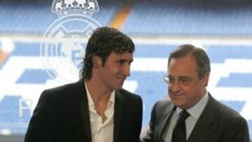 Raúl se ha despedido del madridismo en el Palco del Santiago Bernabéu, donde ha recibido el homenaje del club de la mano del presidente Florentino Pérez.
