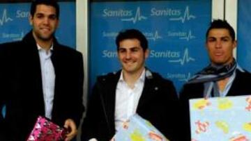 El Real Madrid se divide para dar regalos en los hospitales