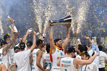 Felipe Reyes con el trofeo.