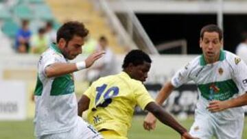<b>VIEJO CONOCIDO. </b>Miguel Palanca pugna por un balón con el franjiverde Wakaso Mubarak.