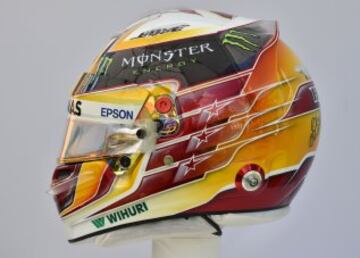 Lateral del casco del piloto británico Lewis Hamilton de Mercedes.