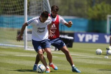 Argentina hizo su última práctica en el predio de Ezeiza antes de viajar a Colombia. Higuaín entrenó con normalidad, Lamela lo hizo aparte.