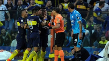 Carlos Tévez fue expulsado por insultar gravemente al árbitro.