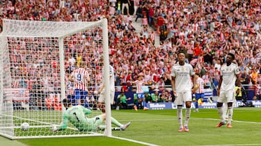 Tristeza entre los jugadores del Real Madrid tras el 1-0 de Le Normand para los rojiblancos. 