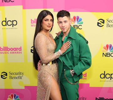 Así fue la alfombra roja de los Billboard Music Awards 2021: The Weeknd, Jonas Brothers y más