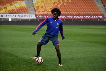 Carlos Sánchez tocando la pelota en el entrenamiento de Colombia en Suwon