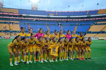 Las jugadoras del conjunto mexicano posaron con una camiseta de su apoyo serigrafiada con el nombre y número de la delantera española.