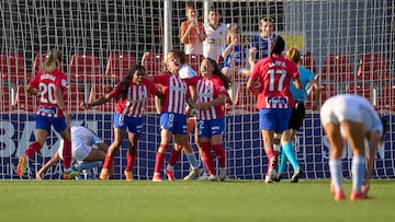 Marta Cardona celebra su gol al Levante Las Planas.