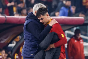 Mourinho offers himself as an option to take control at Chelsea