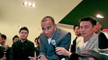 <b>AJENO A TODO. </b>Hamilton, en un acto promocional en Singapur.