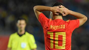 Marco Asensio se lamenta de una ocasi&oacute;n marrada en un encuentro con Espa&ntilde;a.