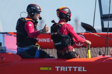 El F50 Victoria vuela sexto en un puerto de C¨¢diz entregado