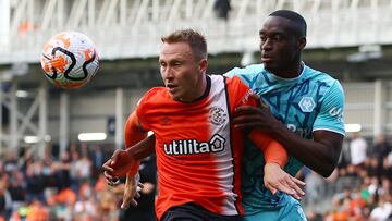 Soccer Football - Premier League - Luton Town v Wolverhampton Wanderers - Kenilworth Road, Luton, Britain - September 23, 2023 Luton Town's Cauley Woodrow in action with Wolverhampton Wanderers' Toti Action Images via Reuters/Paul Childs NO USE WITH UNAUTHORIZED AUDIO, VIDEO, DATA, FIXTURE LISTS, CLUB/LEAGUE LOGOS OR 'LIVE' SERVICES. ONLINE IN-MATCH USE LIMITED TO 45 IMAGES, NO VIDEO EMULATION. NO USE IN BETTING, GAMES OR SINGLE CLUB/LEAGUE/PLAYER PUBLICATIONS.