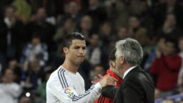 Ancelotti saluda a Cristiano en el momento de cambiarle.