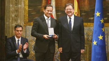 Anil Murthy junto a Ximo Puig, en presencia de Pedro S&aacute;nchez.