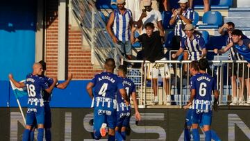 VITORIA, 21/08/2023.- Los jugadores del Alavés celebran el segundo gol ante el Sevilla, durante el encuentro correspondiente a la segunda jornada de la LaLiga EA Sports entre el Deportivo Alavés y el Sevilla FC disputado este lunes en el estadio de Mendizorroza, en Vitoria. EFE/ L. Rico
