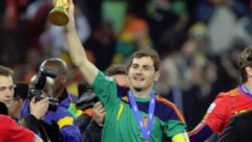 <b>CAMPEÓN. </b>Iker Casillas pasea el trofeo que le acredita como campeón del mundo.