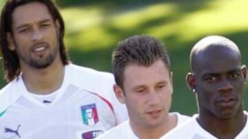 <b>TRES CARAS QUE SIMBOLIZAN UN CAMBIO DE FILOSOFÍA. </b>De izquierda a derecha el italo-brasileño Amauri, Antonio Cassano y el italo-ghanés, los rostros de la nueva Italia de Cesare Prandelli.