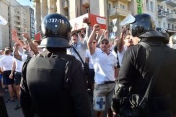 Policia ucraniana separando a fans del Legia Varsovia tras la pelea con fans del Zorya Lugansk.